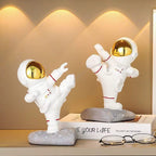 Serre Livre Figurine